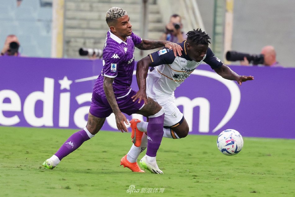 夫球坛崭露 夫球坛崭露